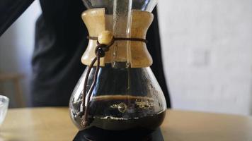 Brewing coffee in a glass coffee maker using the pour over method video