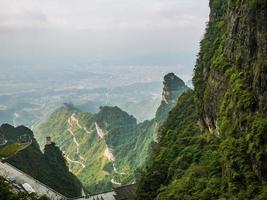 hermosa vista del paisaje en la cueva de la puerta del cielo en el parque nacional de la montaña tianmen en la ciudad china de zhangjiajie.punto de referencia de hunan zhangjiajie china foto