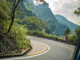 vista de curva pronunciada en el autobús en la carretera tongtian que se mueve desde la cueva de la puerta del cielo de la montaña tianmen en el parque nacional de la montaña tianmen en la ciudad de zhangjiajie china.tongtian road el camino sinuoso camino de 99 curvas foto