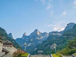 hermosa vista del mirador en la parte inferior del parque nacional de la montaña tianmen en la ciudad china de zhangjiajie.destino de viaje de la ciudad china de hunan zhangjiajie foto