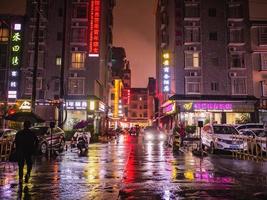hermosa ciudad de la ciudad de zhangjiajie en la noche con la lluvia en tiempo de vacaciones. edificio turístico en la noche de la ciudad de zhangjiajie china