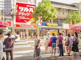 bangkok.thailand - 26 de junio de 2018.foto borrosa abstracta de personas desconocidas caminando en la plaza siam en la ciudad de bangkok thailand.siam square road es muy famosa para los adolescentes en la ciudad de bangkok foto