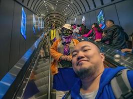 zhangjiajie.china - 15 de octubre de 2018. turistas desconocidos en la escalera mecánica de los túneles de la montaña tianmen a la puerta del cielo en el parque nacional de la montaña tianmen tianmen en la ciudad china de zhangjiajie. foto