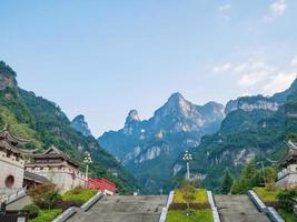 hermosa vista del mirador en la parte inferior del parque nacional de la montaña tianmen en la ciudad china de zhangjiajie.destino de viaje de la ciudad china de hunan zhangjiajie foto