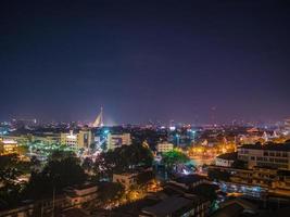 vista del paisaje urbano de bangkok desde el monte dorado en el templo de wat saket tailandia. el destino turístico emblemático de la ciudad de bangkok tailandia foto