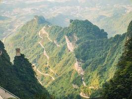 hermosa vista del paisaje en la cueva de la puerta del cielo en el parque nacional de la montaña tianmen en la ciudad china de zhangjiajie.punto de referencia de hunan zhangjiajie china foto