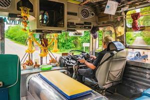 kanchanaburi.tailandia-1 de julio de 2017. conductor desconocido que conduce el autobús desde la terminal de autobuses de kanchanaburi hasta el distrito de thongphaphum temprano en la mañana. ciudad de kanchanaburi, tailandia. foto