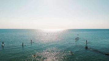 les surfeurs de stand up paddle en mer video