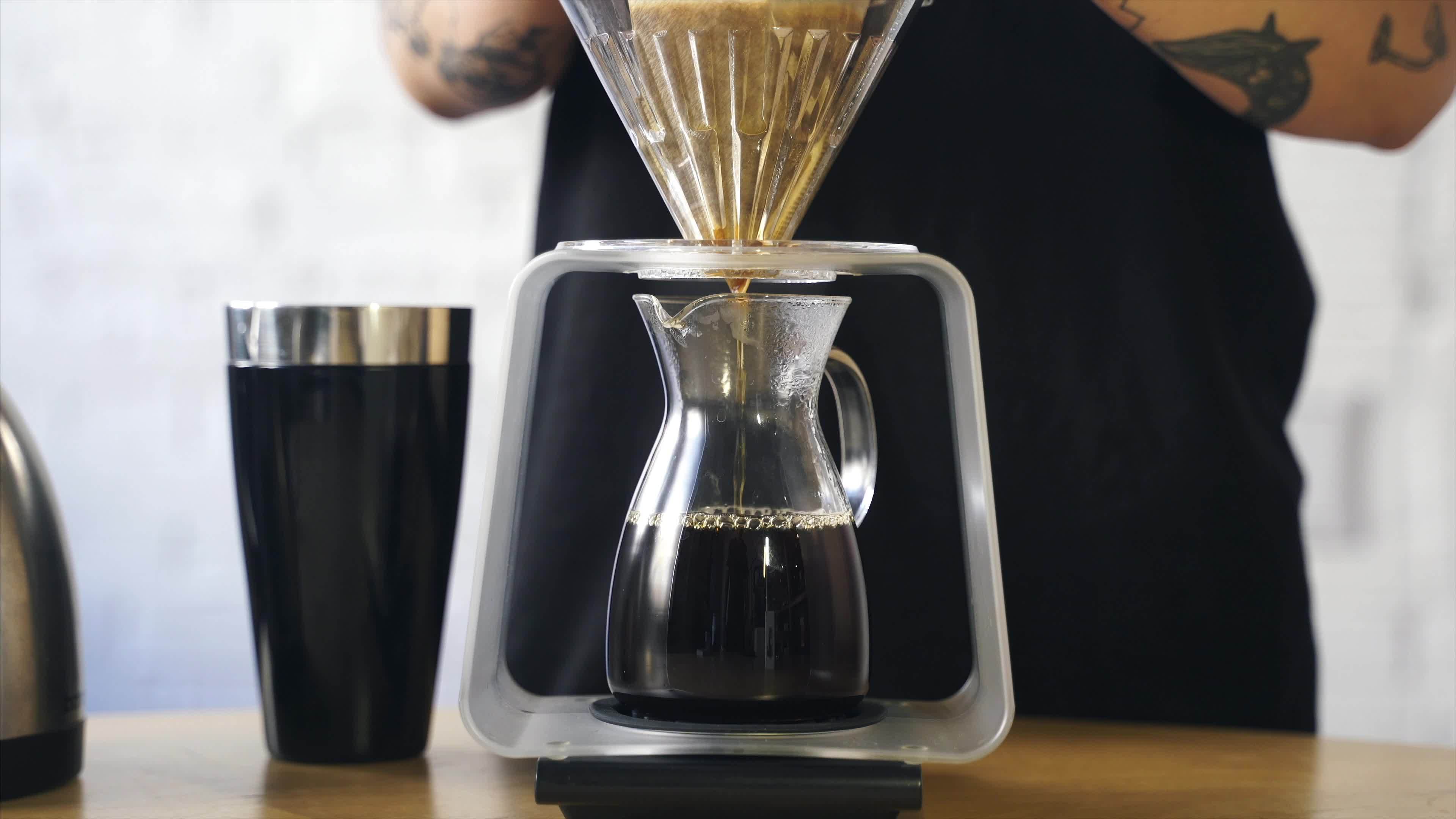 Brewing coffee in a glass coffee maker using the pour over method