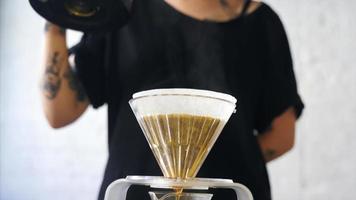 bryggning kaffe i en glas kaffe tillverkare använder sig av de Häll i över metod video