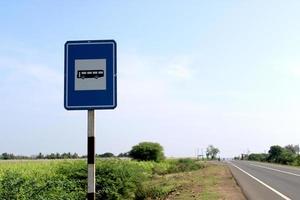 vijayapura, karnataka, 26 de noviembre de 2021 - cartel de parada de autobús en la carretera nacional 218. foto