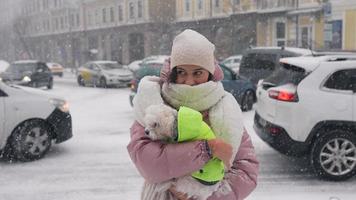 Mädchen mit kleinem Hund im Schnee video