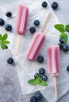 helado o paletas de arándanos caseros foto