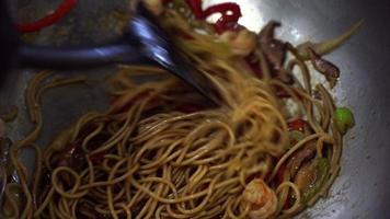 spaghetti matlagning i en wok video
