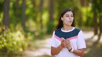 fille dans le parc parlant à la caméra video