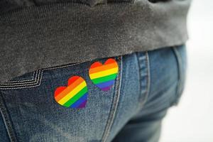 mujer asiática con bandera del arco iris, derechos de símbolos lgbt e igualdad de género, mes del orgullo lgbt en junio. foto