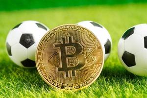 bitcoin de oro con balón de fútbol o fútbol, criptomoneda utilizada en apuestas deportivas en línea. foto