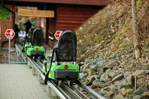 paseo en trineo verde eléctrico sobre rieles. foto