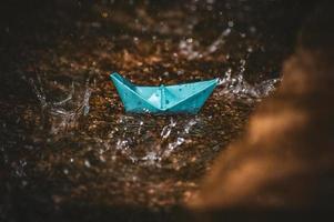 barco de papel de origami bajo la lluvia foto