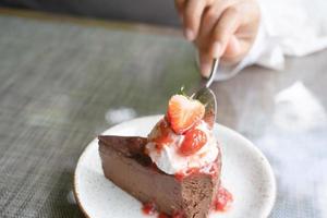 pastel de crema y fresa en la mesa cafe foto