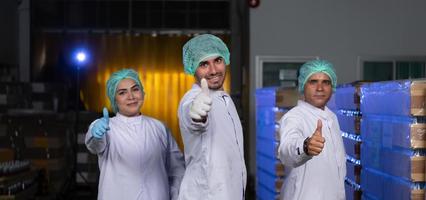 un equipo de científicos en la fábrica de jugo de frutas se prepara para el trabajo del día para verificar la calidad de los productos foto