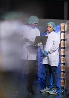 un equipo de científicos en la fábrica de jugo de frutas se prepara para el trabajo del día para verificar la calidad de los productos foto