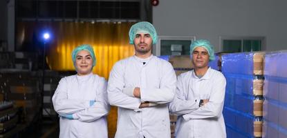 un equipo de científicos en la fábrica de jugo de frutas se prepara para el trabajo del día para verificar la calidad de los productos foto