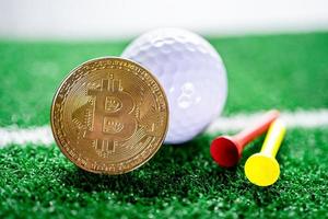 bitcoin de oro con pelota de golf o fútbol, criptomoneda utilizada en apuestas deportivas en línea. foto
