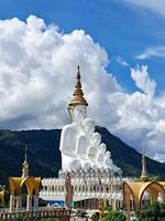 kao kho, phetchabun, tailandia, 2022 - estatuas de buda frente a la montaña y el cielo foto