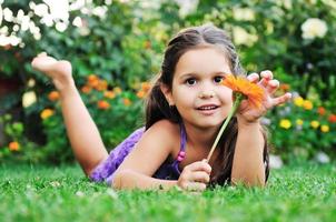 niños felices al aire libre foto