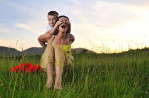 mujer niño al aire libre foto