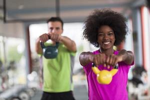 entrenamiento en pareja con pesas en el gimnasio crossfit foto