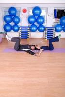 .feliz pareja en el gimnasio haciendo ejercicio foto