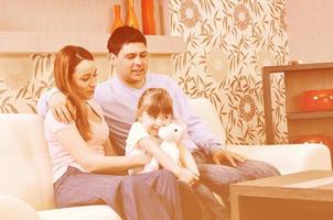 familia joven feliz en casa foto