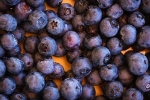 arándano morado maduro en el puesto del mercado orgánico, jugoso patrón y textura de bayas azules, comida natural, fondo, dieta nutrición saludable. foto