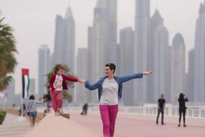 madre y niña linda en el paseo marítimo foto