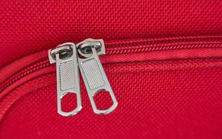 primer plano zip en una maleta roja turística foto