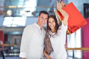 feliz pareja joven en compras foto