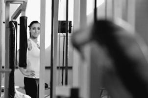 mujer joven practicando fitness y haciendo ejercicio foto