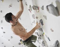 hombre ejercicio escalada deportiva foto