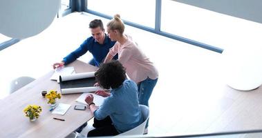 equipo de negocios de inicio en una reunión en un edificio de oficinas moderno foto