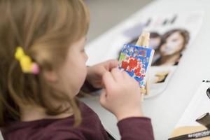 niña pintando sobre lienzo foto