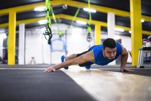 joven haciendo flexiones foto