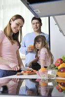 familia joven feliz en la cocina foto