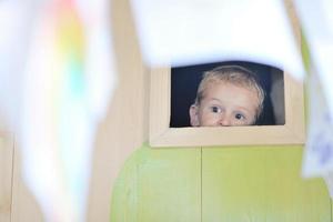 niño feliz en una ventana foto