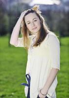 Retrato al aire libre de mujer joven foto