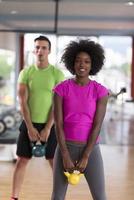 entrenamiento en pareja con pesas en el gimnasio crossfit foto