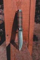 cuchillo de caza sobre una superficie de madera foto