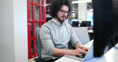 hombre de negocios que trabaja usando una computadora portátil en la oficina de inicio foto