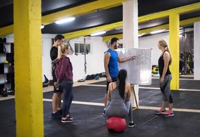 atletas recibiendo instrucciones del entrenador foto